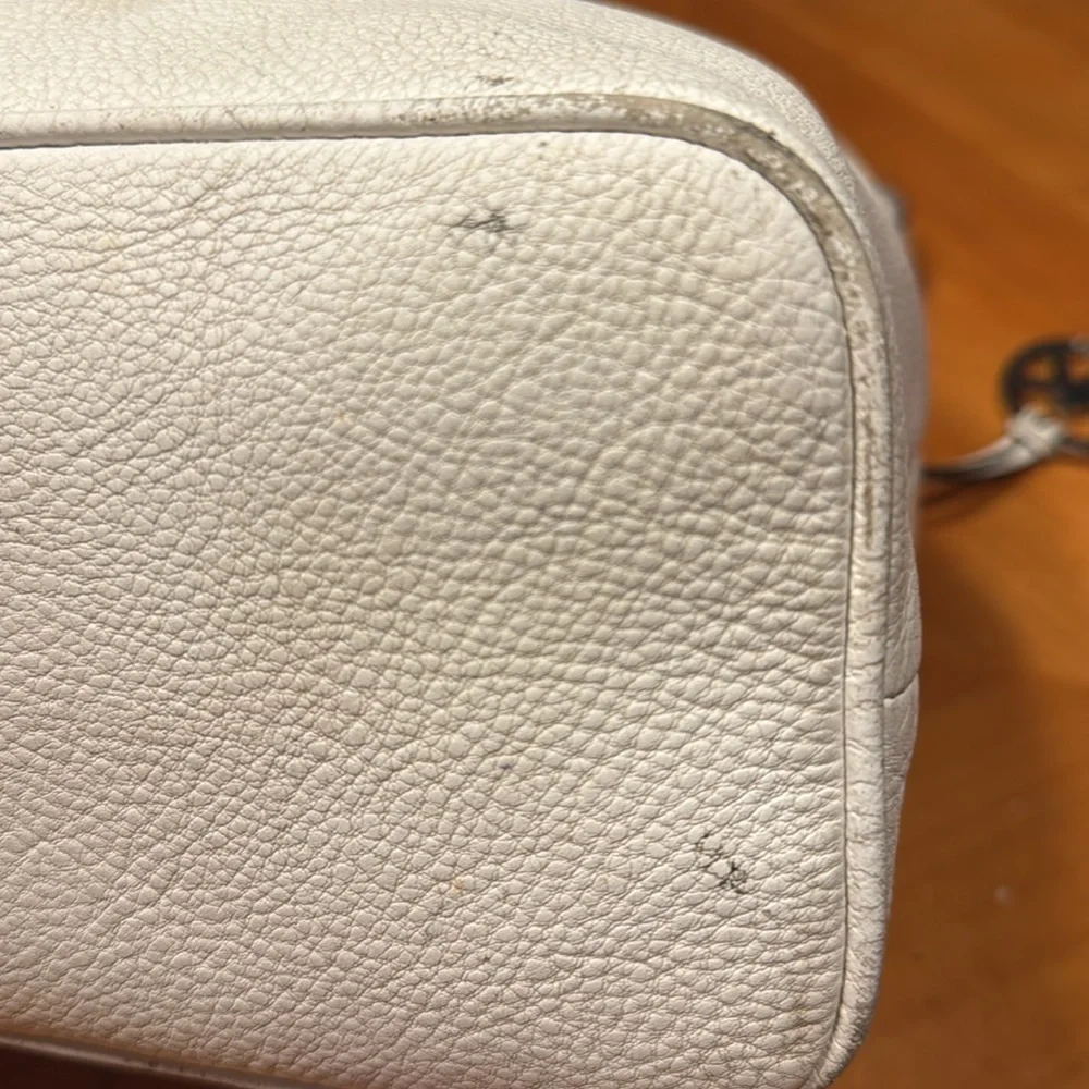 Michael Kors White Bucket Bag In GUC - Picture 6 of 7